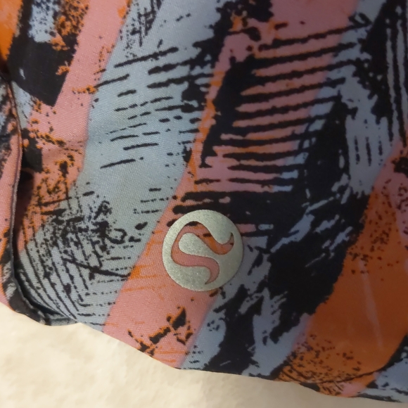 Lululemon Speed Up shorts - Picture 7 of 8